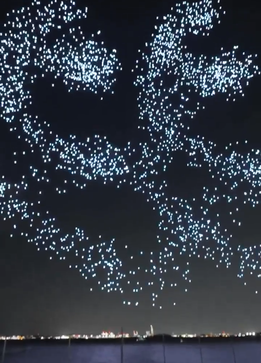 Nueva York ilumina su cielo con 2.977 drones recreando las Torres Gemelas en el 25º aniversario del 9/11 6 nueva york ilumina su cielo con 2 977 drones recreando las torres gemelas en el 25o aniversario del 911 image