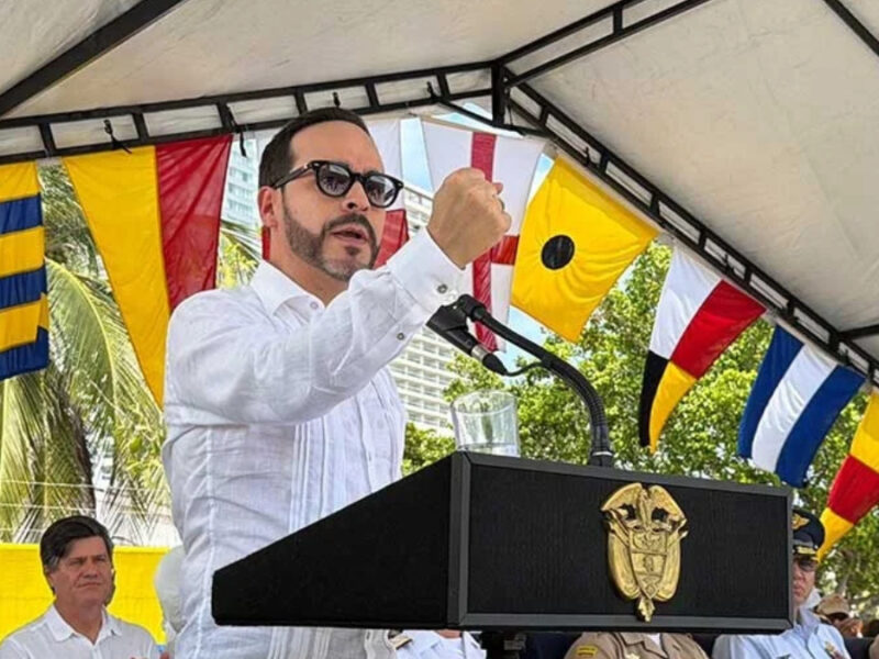 El presidente Abelardo de la Espriella remueve de su cargo al comandante de la Policía de Santa Marta