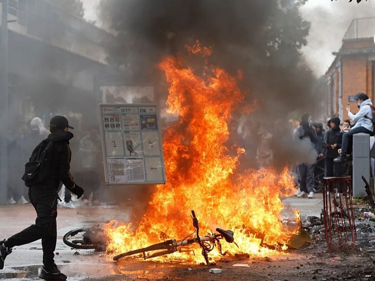 Caos en Francia por masivas movilizaciones estudiantiles y fuertes enfrentamientos urbanos