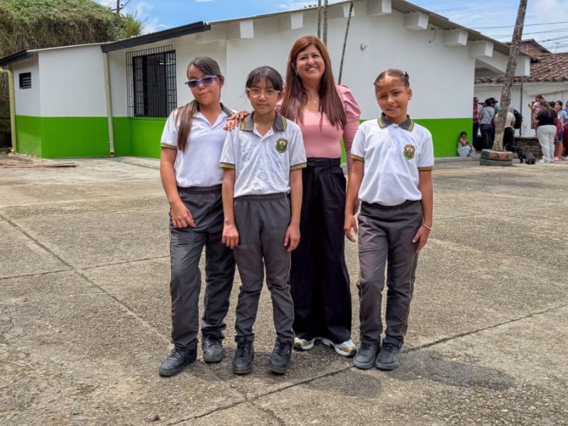 La comunidad educativa de Marsella celebra la entrega de una nueva aula en la sede Simón Bolívar, gracias a la Gobernación de Risaralda