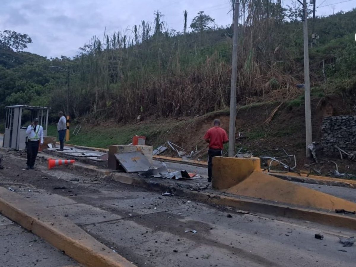 Motobomba destruye por completo el peaje El Mango y bloquea la vía Panamericana en el Cauca