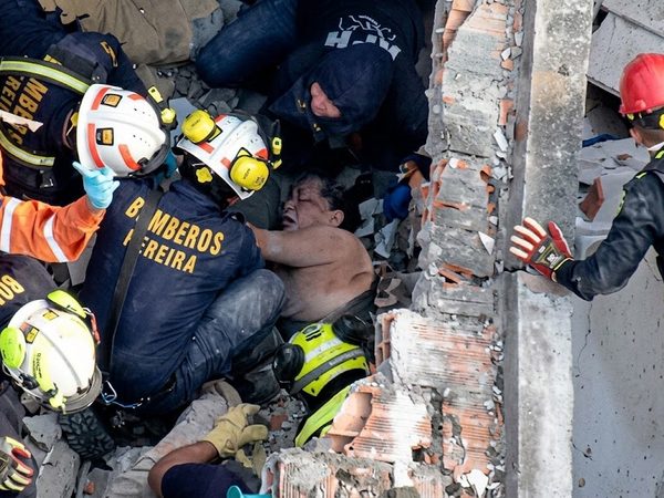 Rescatan con vida a una mujer tras el colapso de su vivienda por terremoto en Pereira