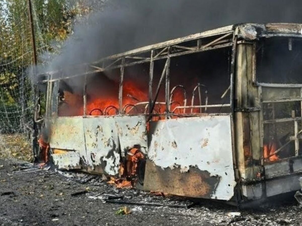 Tragedia en Kramatorsk deja 30 personas sin vida tras bombardeo contra autobuses civiles